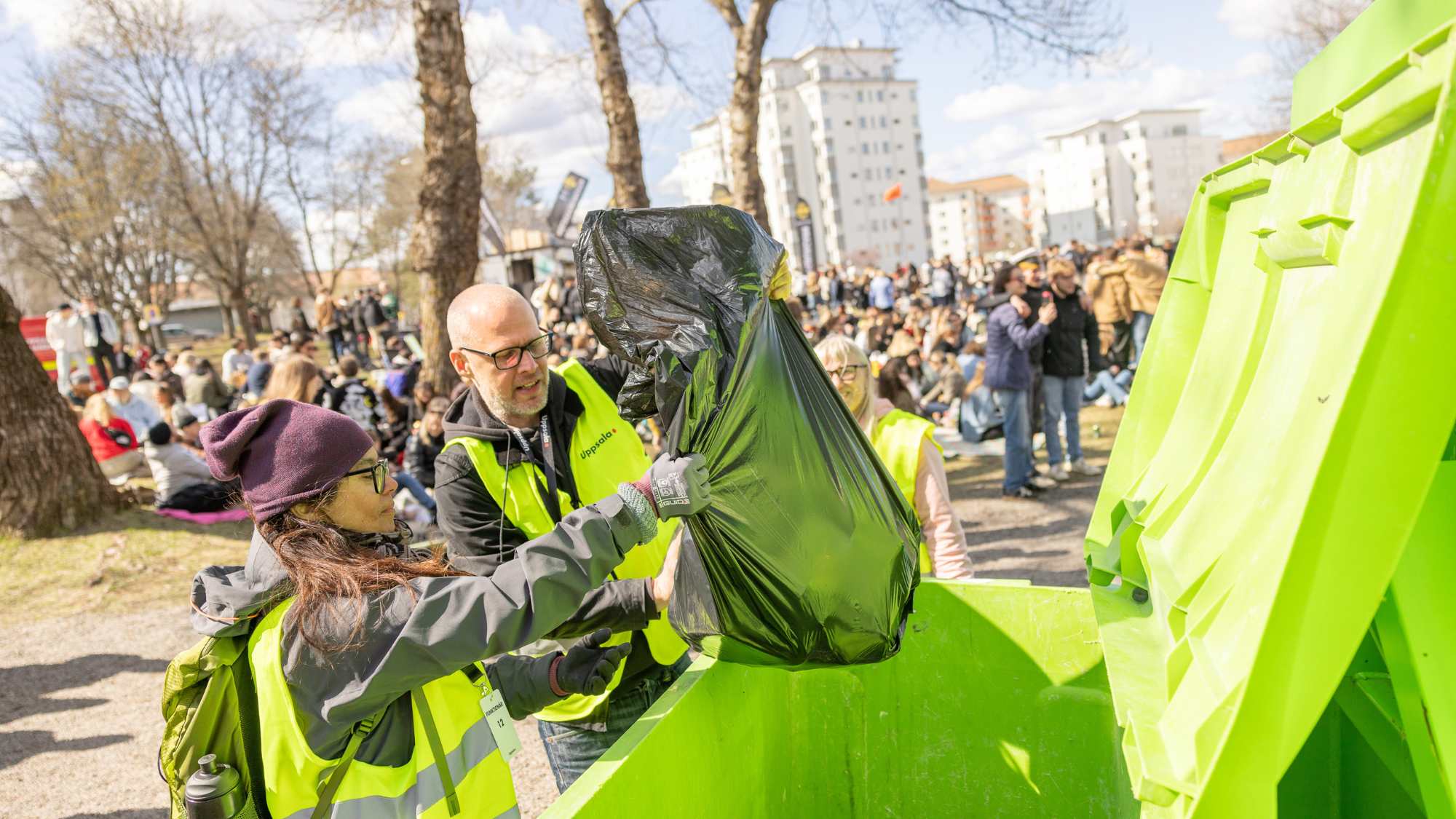 Funktionärer samlar in skräp